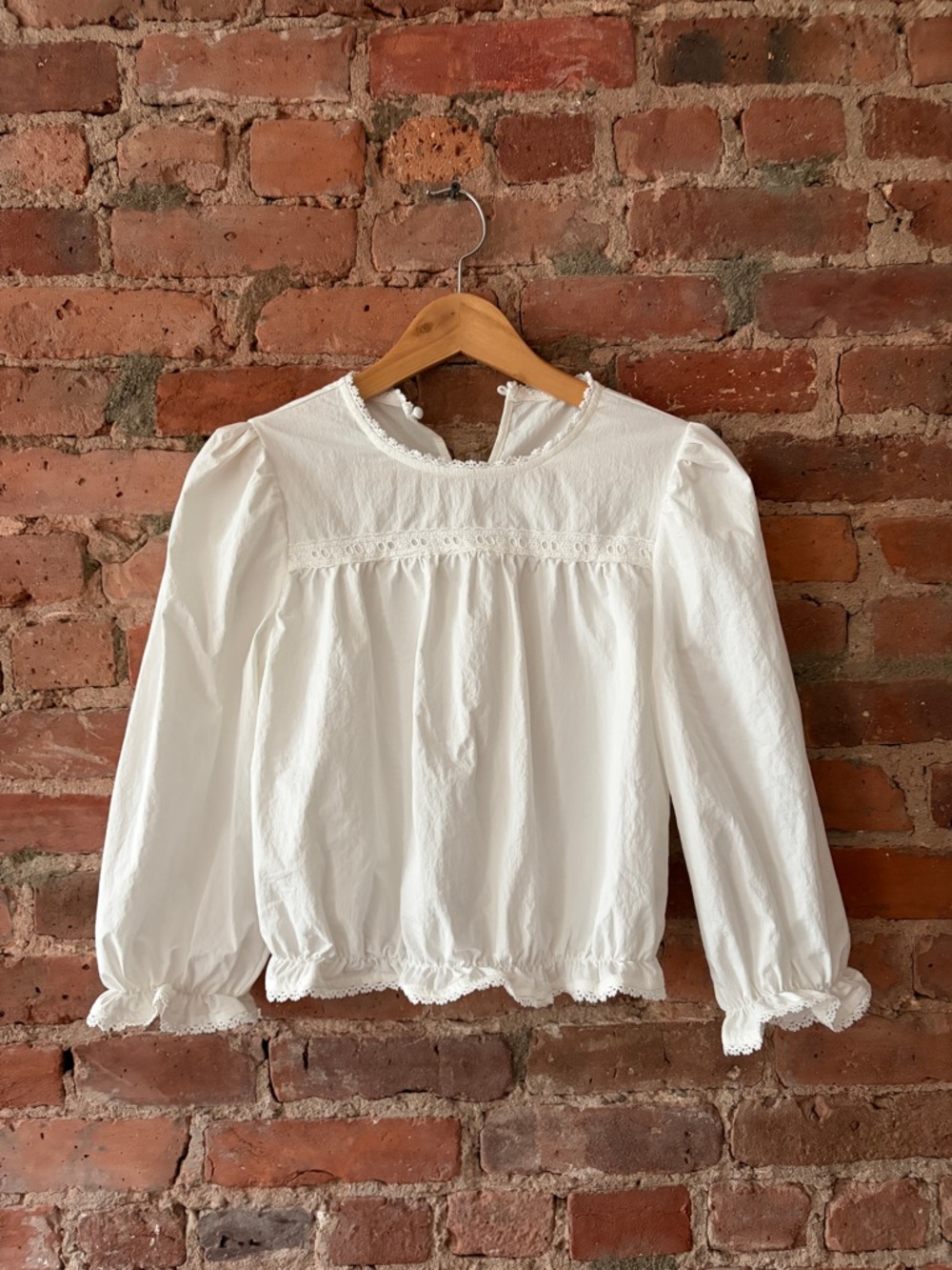 Super cute white cropped top with lace trims made of cotton